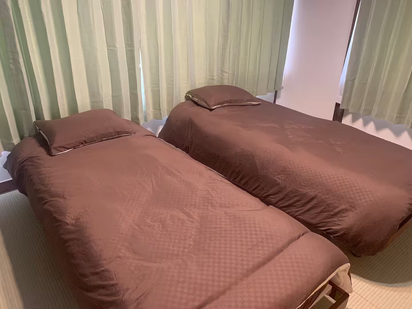 1階寝室。シングルベッドが2つあります。