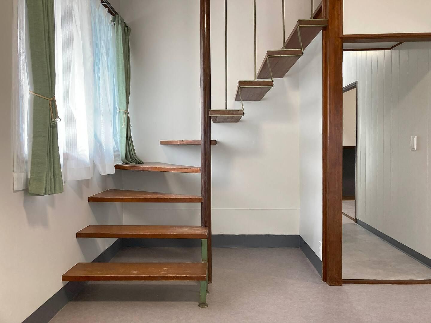 2階へは階段であがります