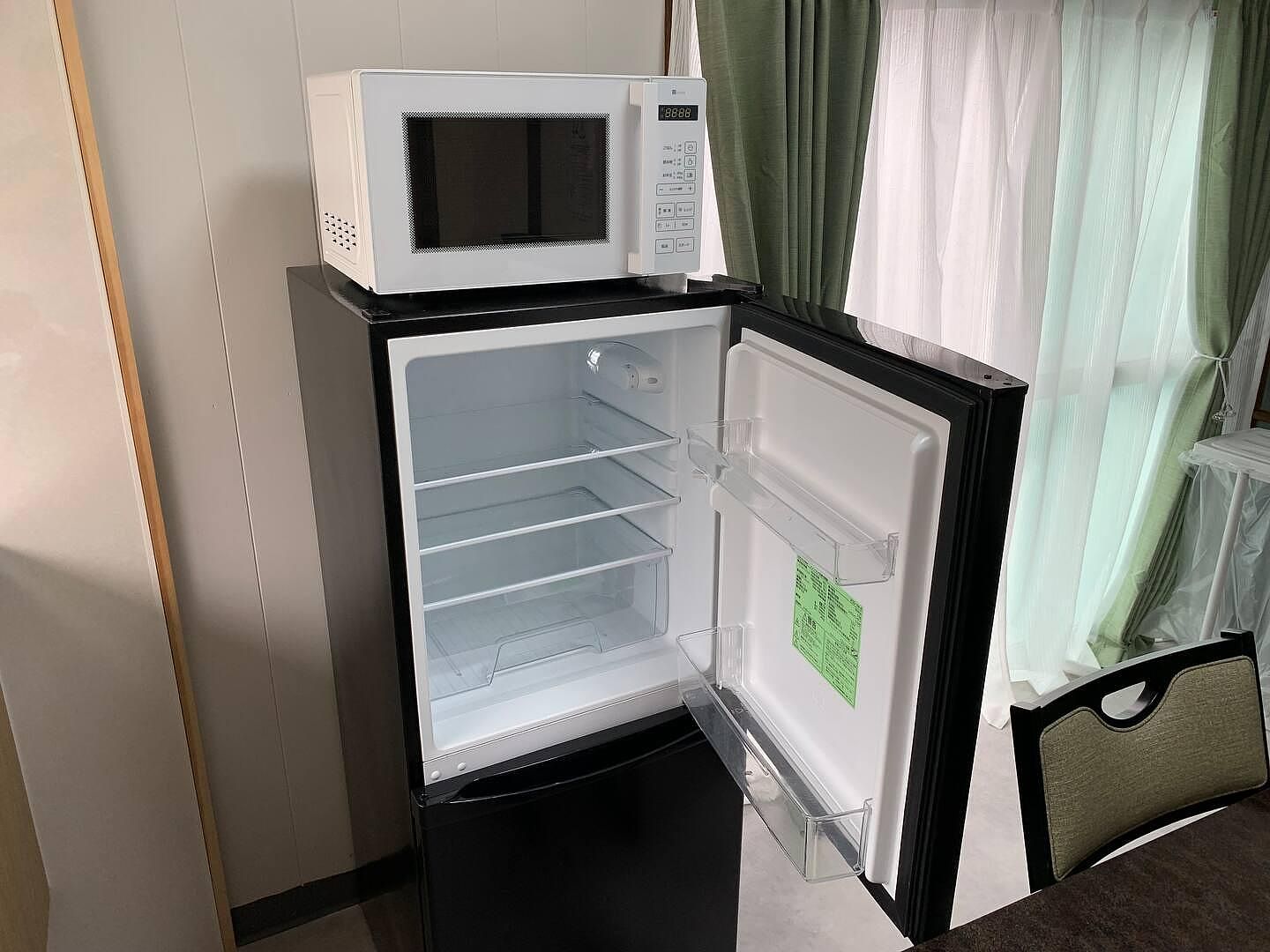 冷蔵庫と電子レンジがあります。