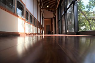 庭に面した廊下