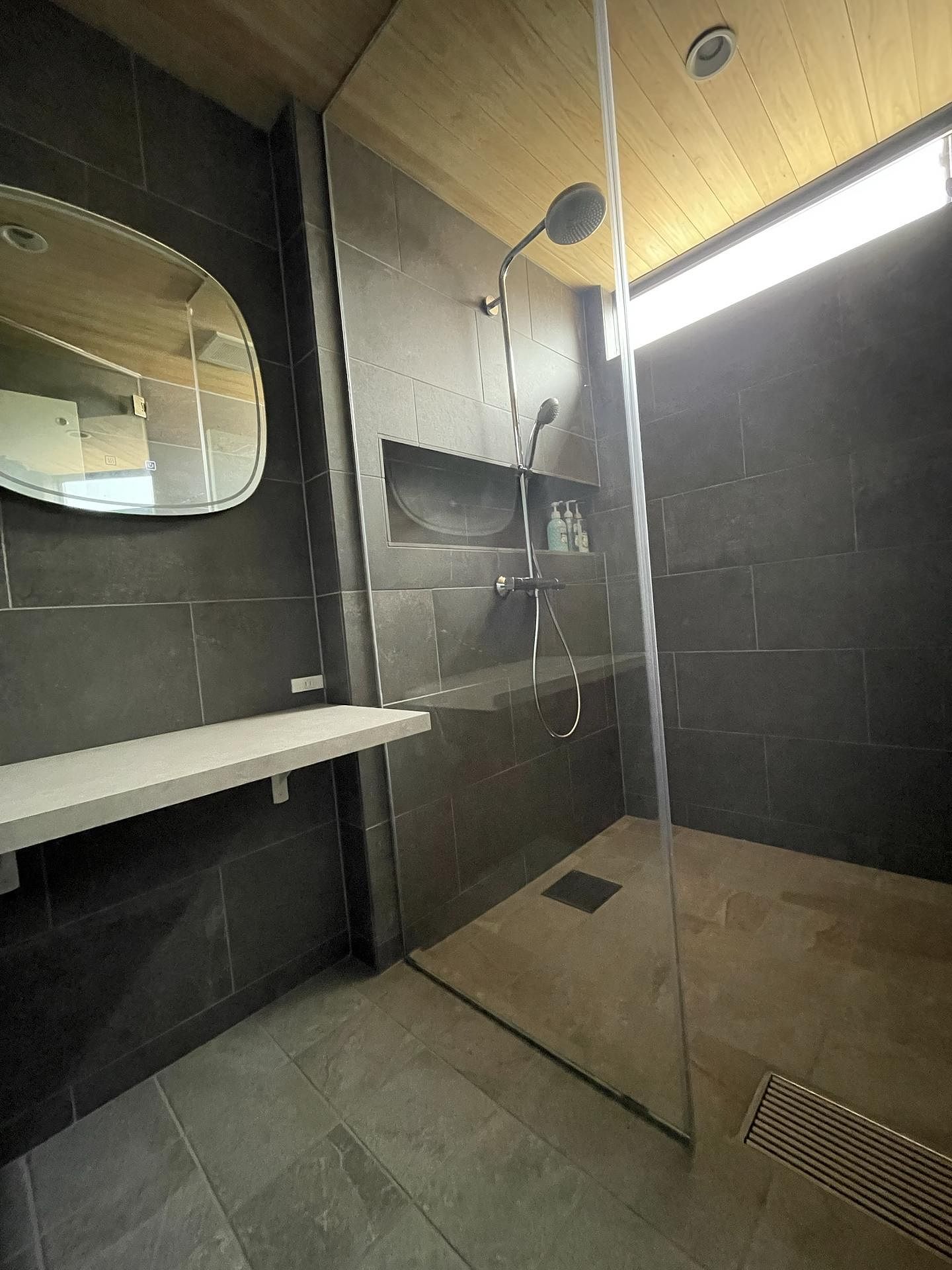 バスルーム2（脱衣室＆シャワールーム）