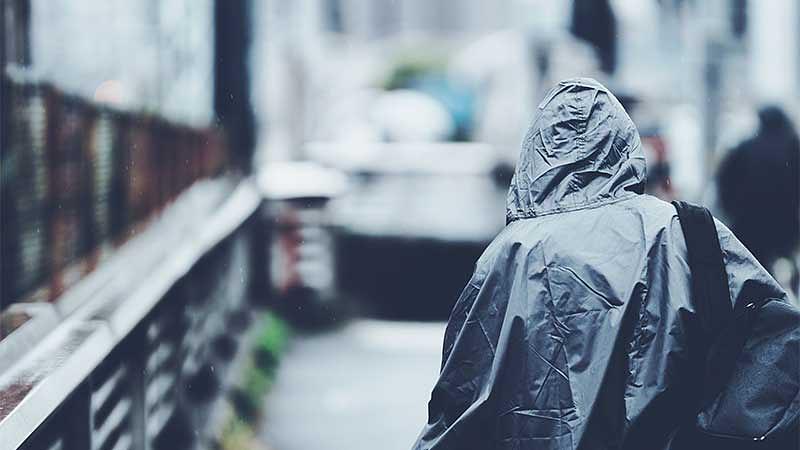 雨の日に最適な旅行服装は?