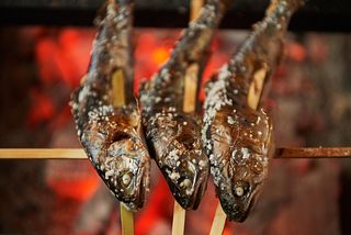 囲炉裏で鮎の塩焼き