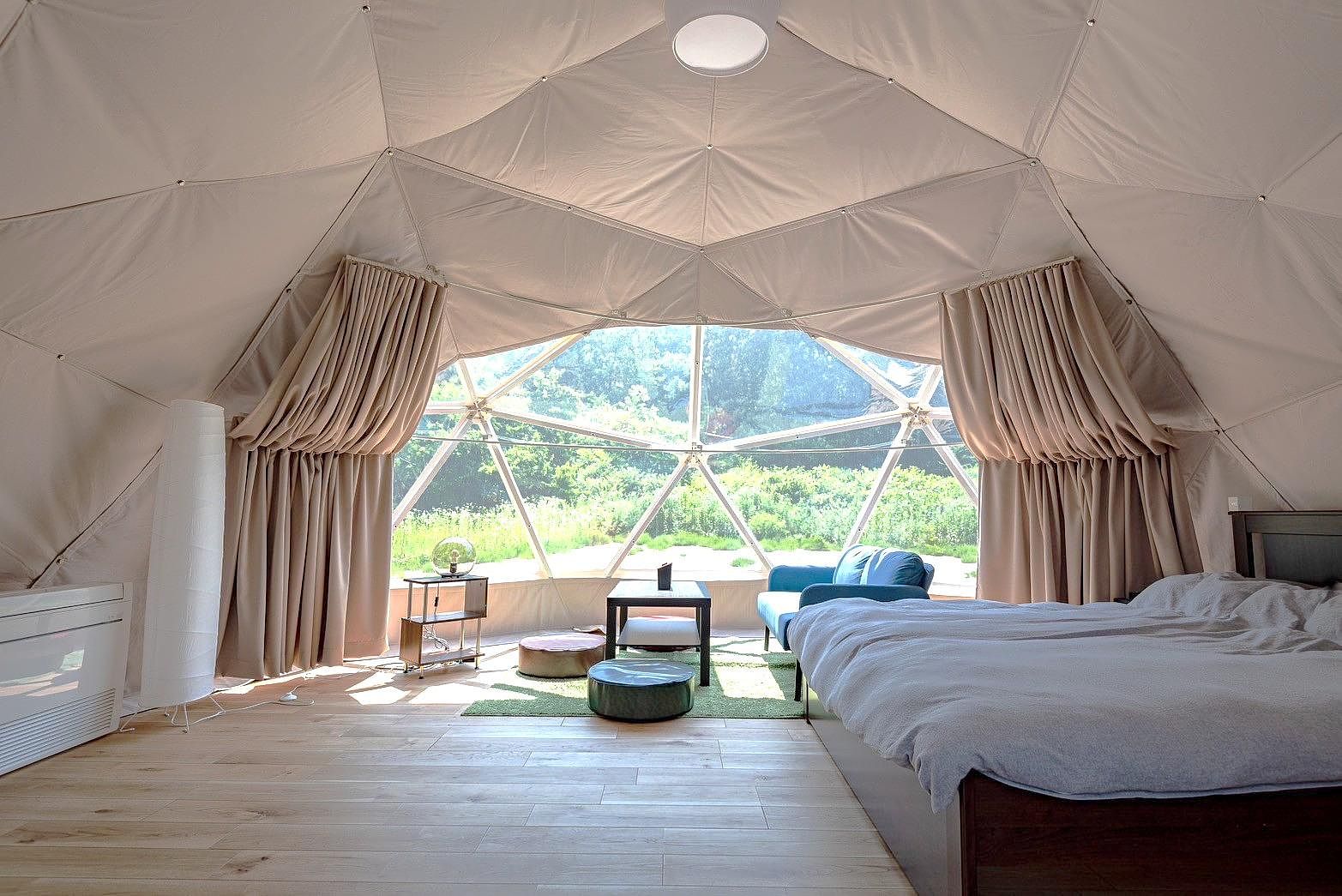 ドームテントプランをご利用のお客様は、古民家裏手にあるドームテント（定員2名）もご利用いただけます。