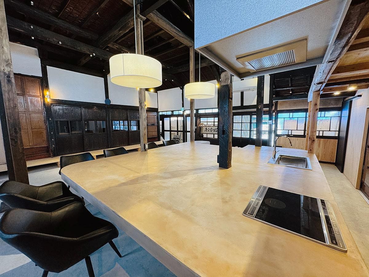 流し台とIH完備の広々ダイニングテーブルで自炊をお楽しみいただけます。