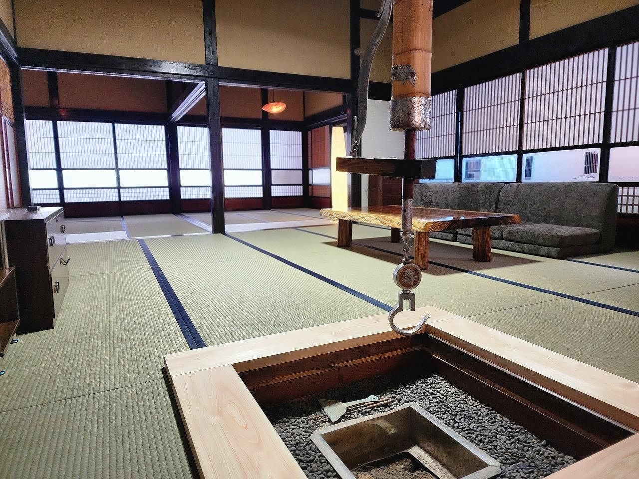 テレビ完備の囲炉裏の間はくつろぎ空間として、奥の上段の間、二の間は寝室としてご利用いただけます。