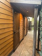 シャワー、トイレは別棟です(すぐ脇)