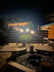 今は焚き火エリアに屋根をつけました。