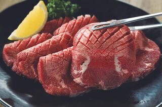 B,Cセット内厚切り牛タン。8mmカット。塩でもタレでも美味しい。
