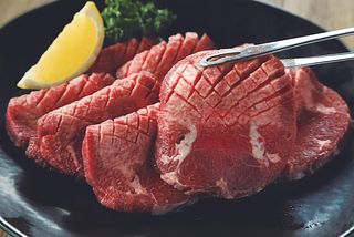 B,Cセット内厚切り牛タン。８ｍｍカット。塩でもタレでも美味しい。