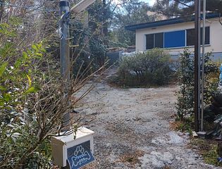 写真の手前左に駐車場が御座います