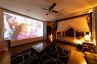 空の部屋は大型スクリーンが!