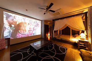空の部屋は大型スクリーンが！