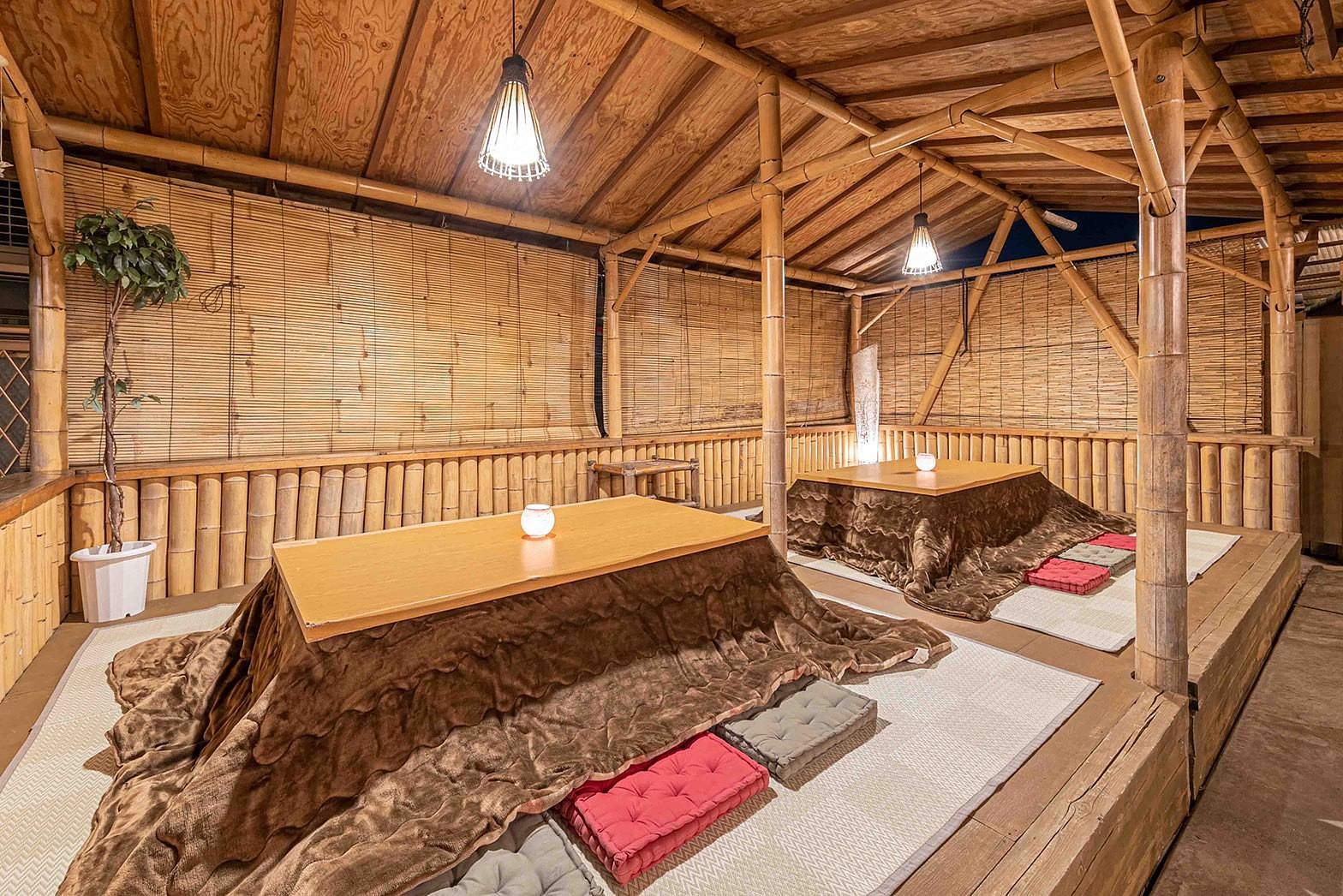 野外ガゼボで団らん♪冬は大型コタツも！