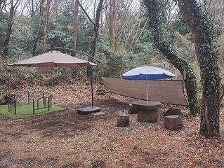 公園内にドックラン、ブランコ、バトミントンコート