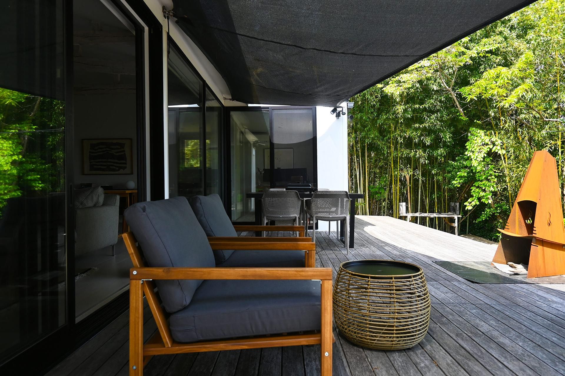 開放感のあるテラスで、喧騒を忘れて自然との一体感を味わうことができます。