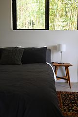 皇室御用達NIHON BEDの高級感溢れるダブルマットレスとベッドでリラックスした夢心地を演出。