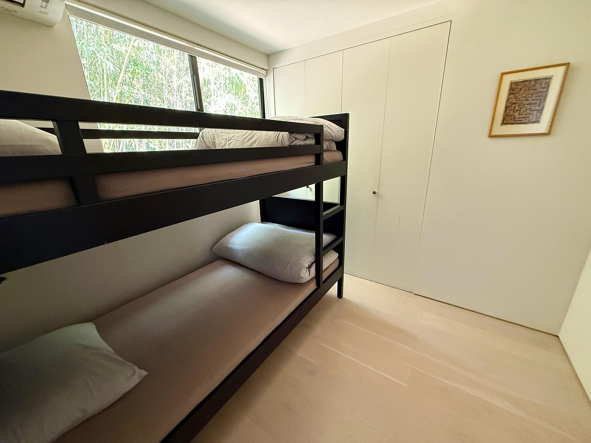 お子様などが気楽に使用できるバンクベッドと予備用の布団が完備されています。