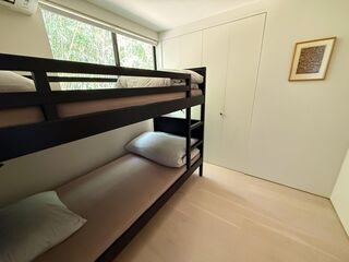 お子様などが気楽に使用できるバンクベッドと予備用の布団が完備されています。