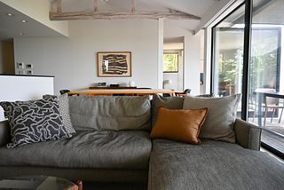 広々とした開放的なリビングで、ゆっくり流れる時間と戯れる。