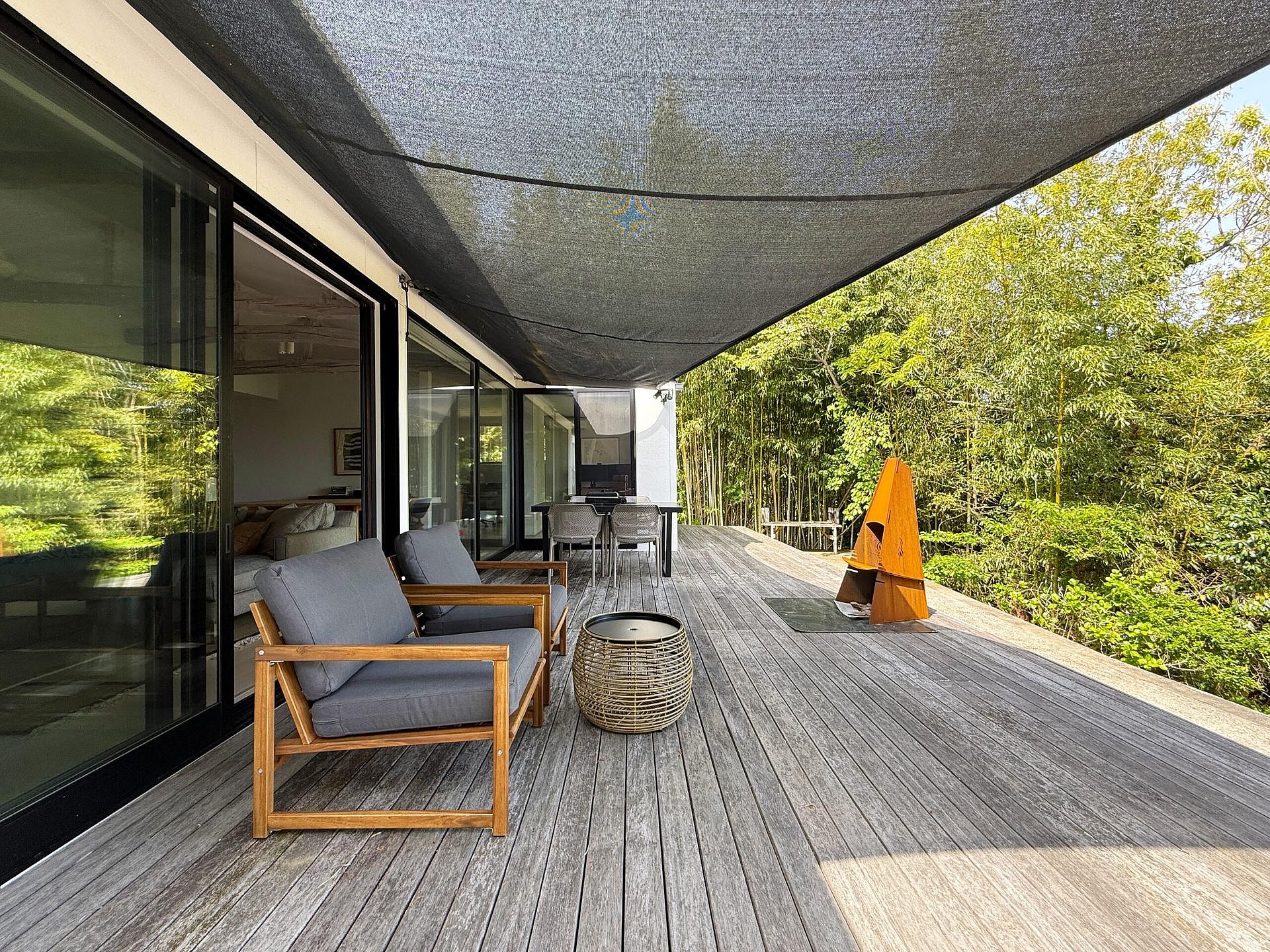 開放感あるウッドテラスでは、自然と一体になって思いっきりリフレッシュしていただけます。