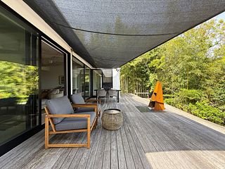 開放感あるウッドテラスでは、自然と一体になって思いっきりリフレッシュしていただけます。