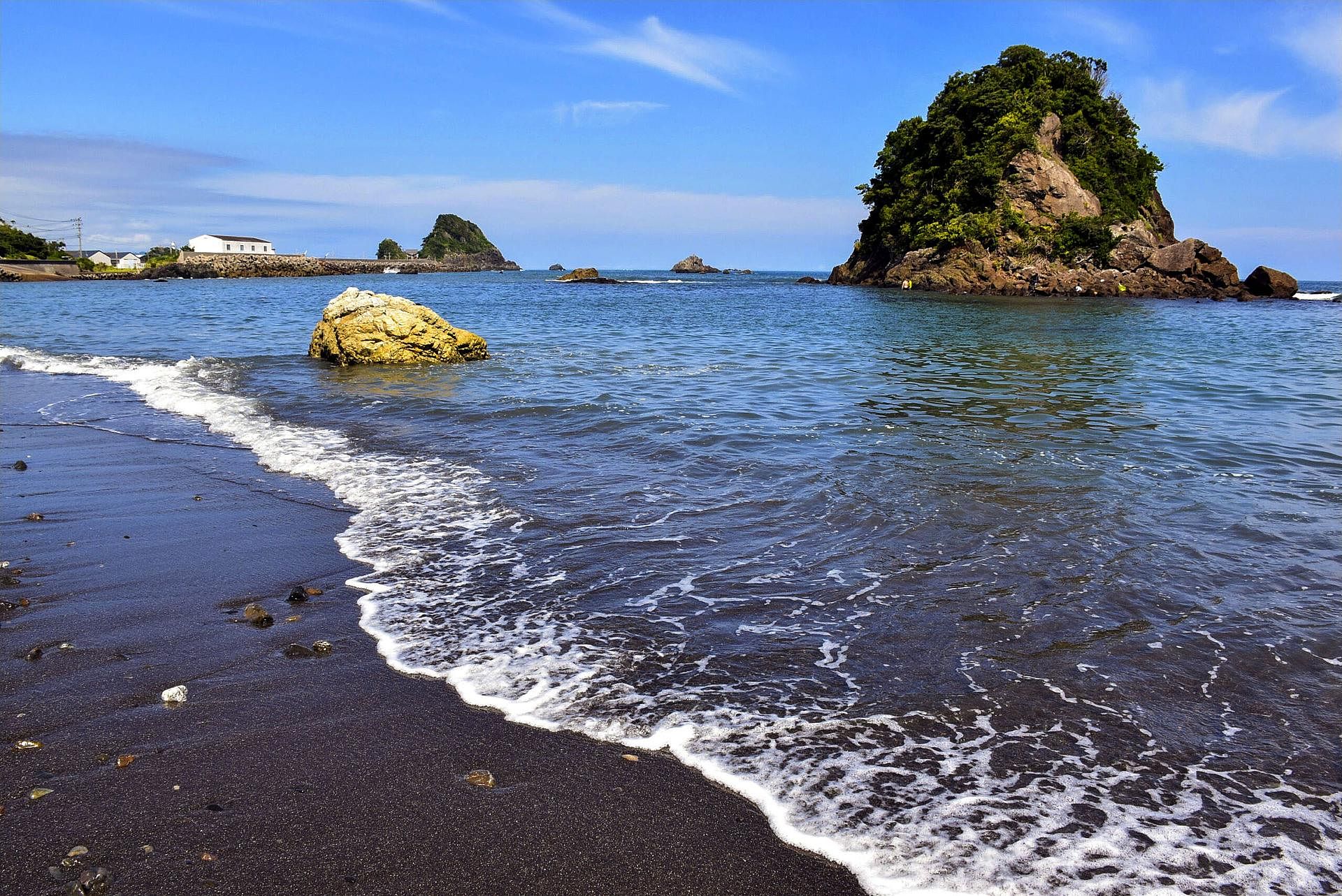 坂を下って海岸線に降り立つと、そこはまるであなただけのプライベートビーチ。