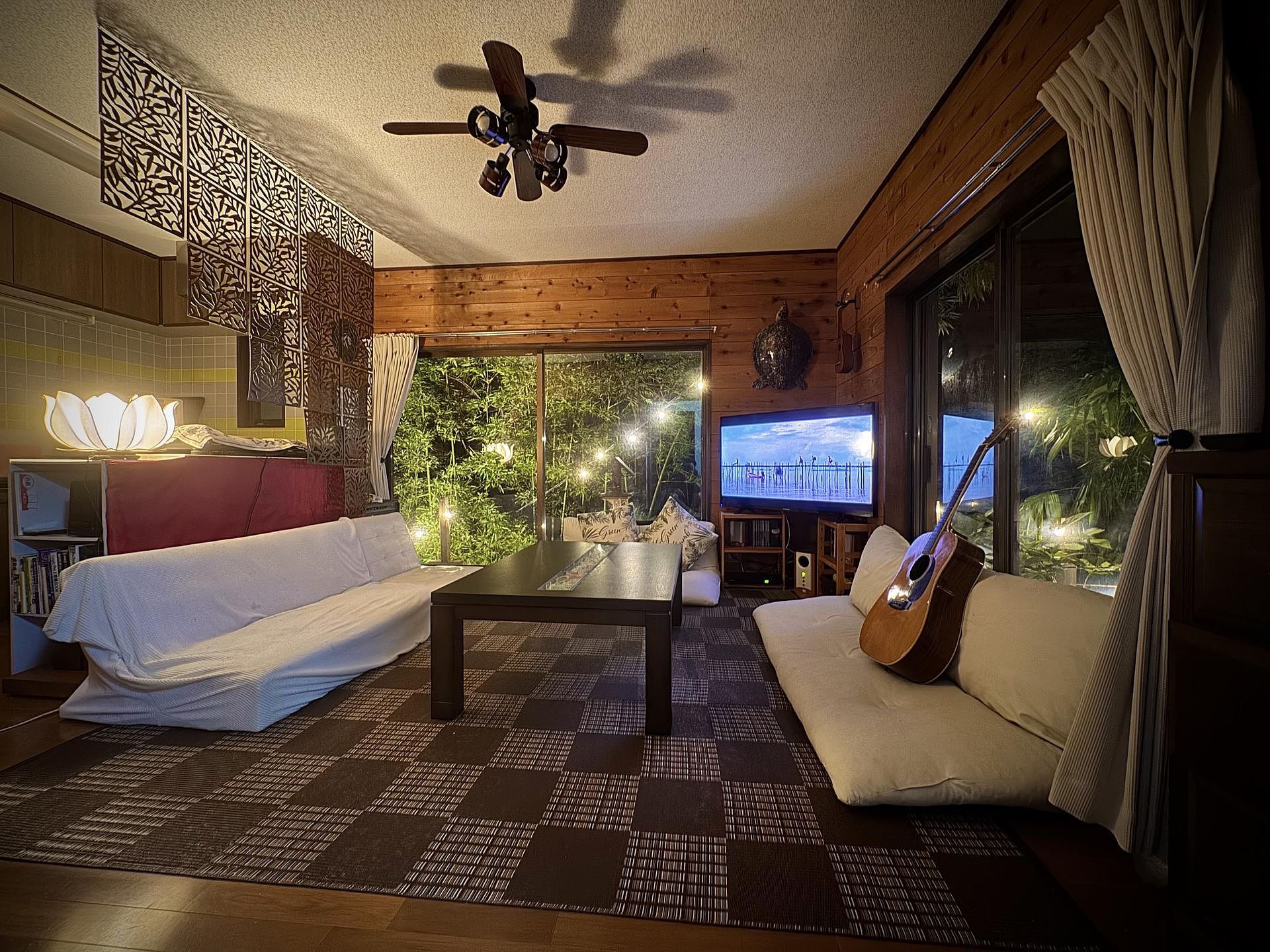 大きな窓から周囲の家など、人工物は何も見えません