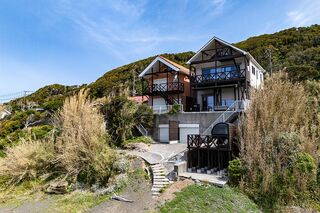 【外観(ドローン)】海を見下ろす高台に立つ、憧れのヴィラ