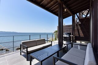 【テラス】海を望むプライベートテラスで心も体もリラックス