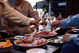 【夕食イメージ】大切な人との乾杯が旅の思い出をより特別に演出