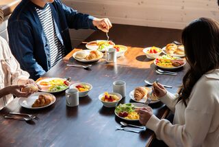 【食事イメージ】家族や仲間と囲む朝の食卓が心を豊かにします
