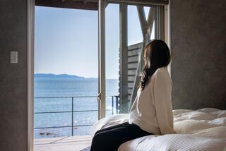 【寝室(1階)】海を望むベッドルームで、贅沢な朝を迎えて