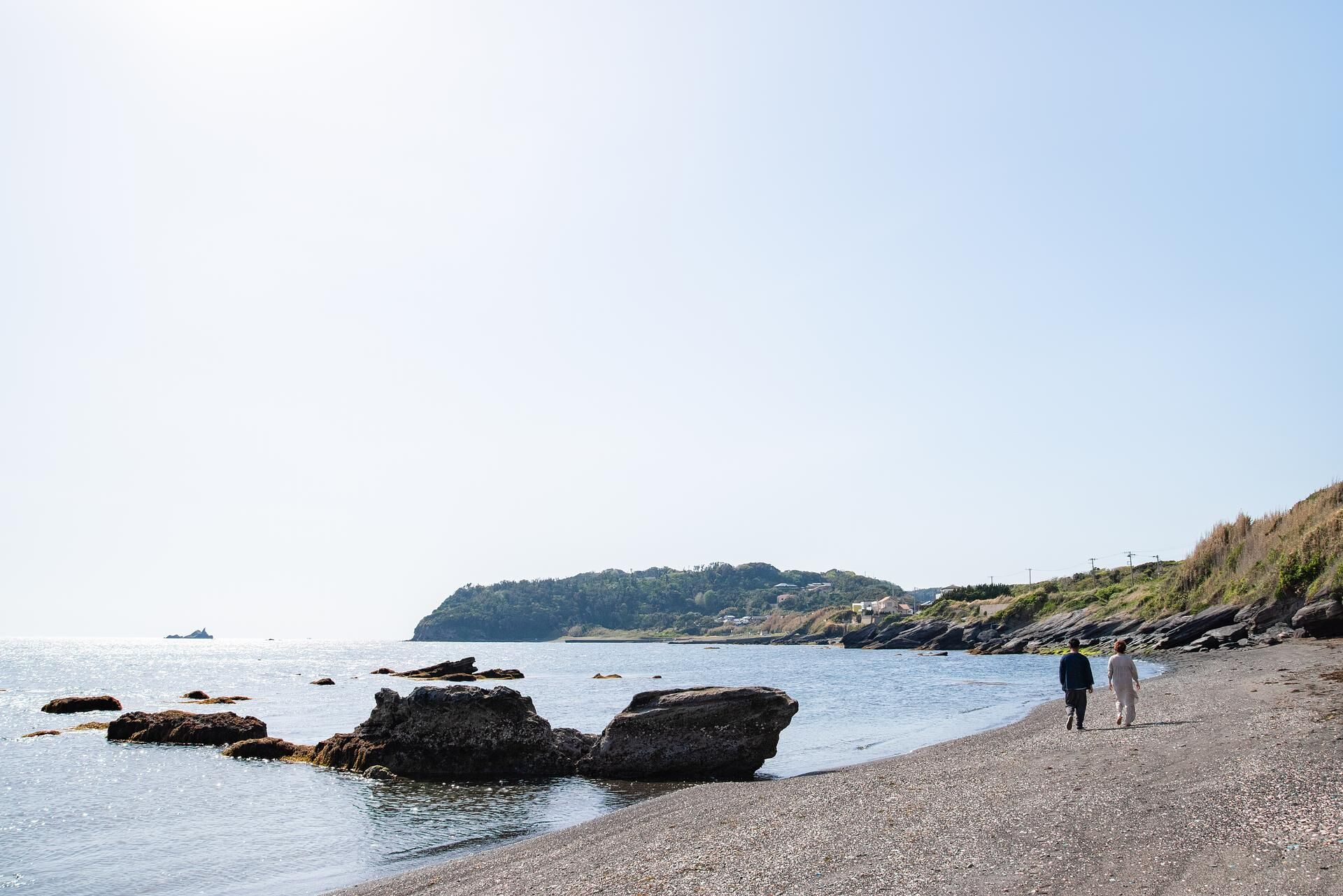 【海辺の散歩】自然に囲まれた静かな海岸で、心解き放つ散歩を