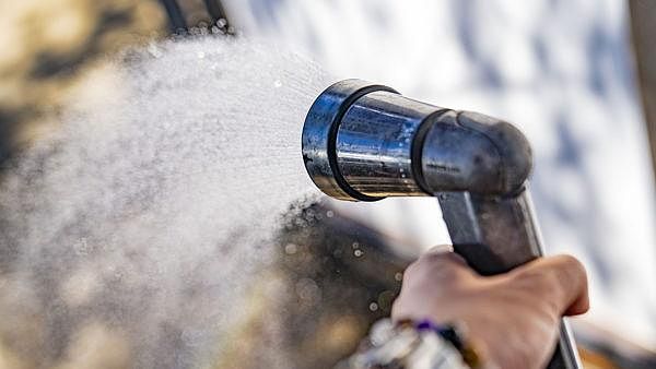 夏の水遊びにも大活躍！屋外にシャワーホースをご用意しております。