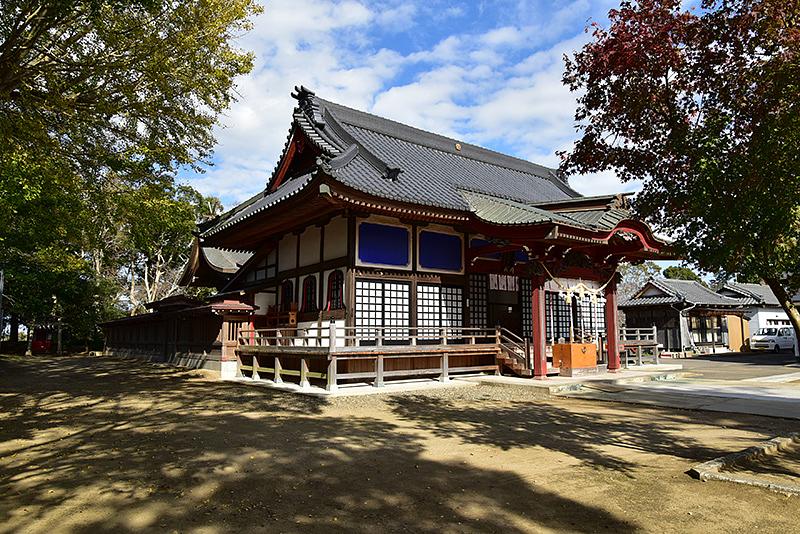 緑と紅葉に囲まれた日本の伝統的な寺院建築と整備された境内の様子