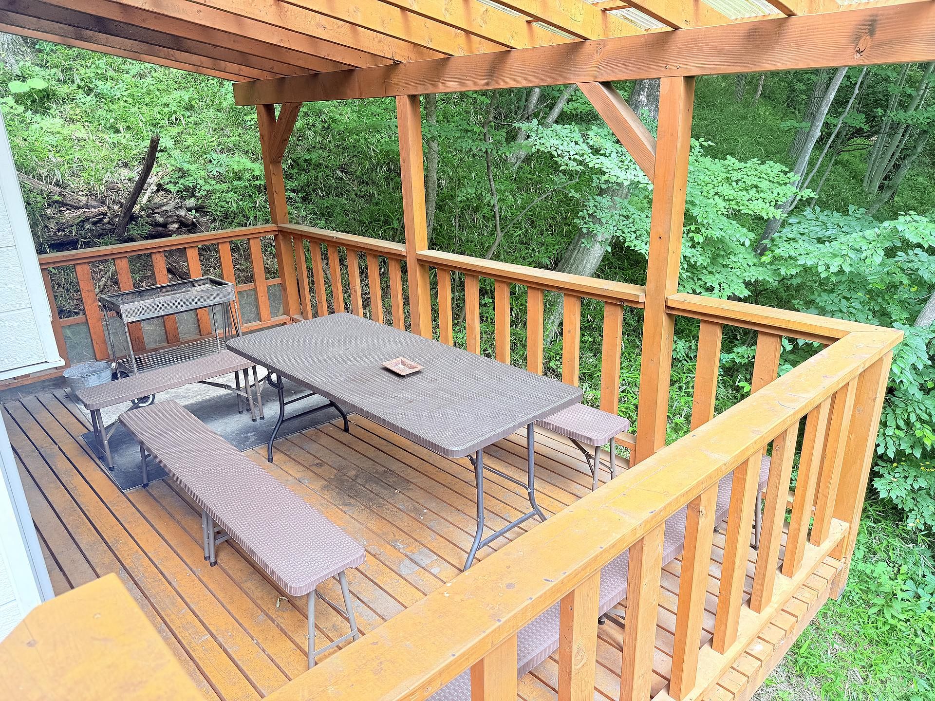 屋根付きウッドデッキ