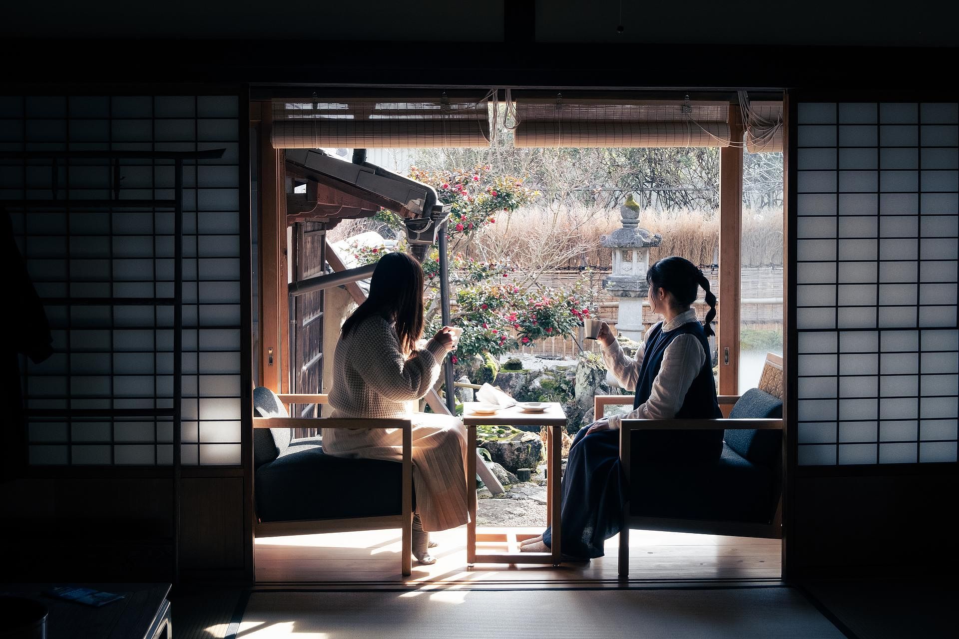 縁側、朝食時（和室8帖横）