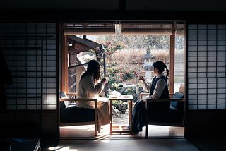 縁側、朝食時（和室8帖横）