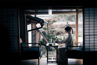 縁側、朝食時（和室8帖横）