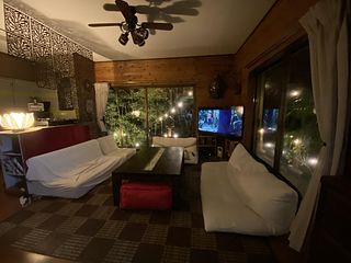 大きな窓から周囲の家など、人工物は何も見えません