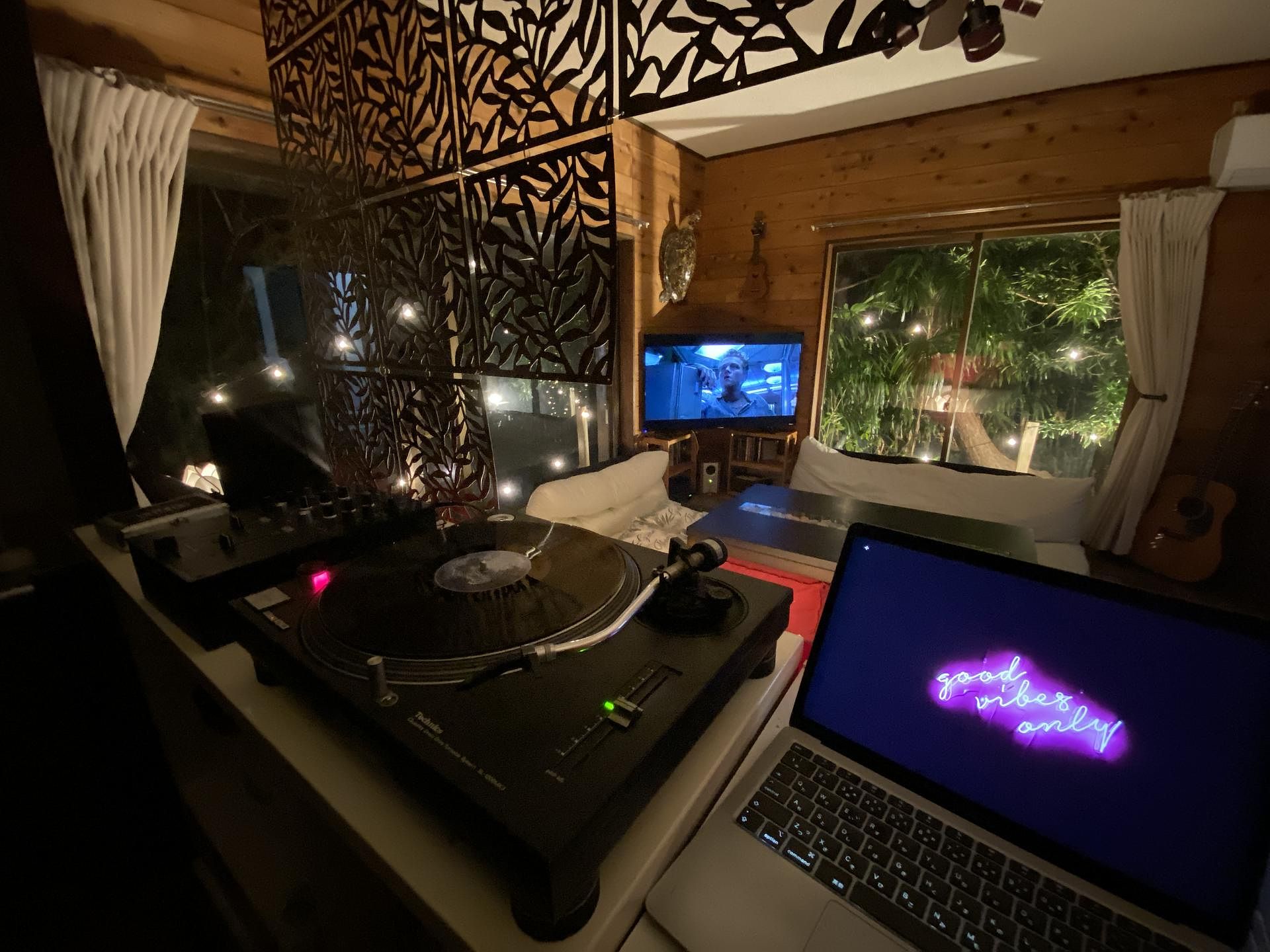 レコードプレイヤー完備。パソコンは常設しておりません。