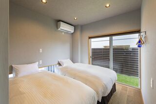 【寝室(1階)】落ち着いた空間で、快適な眠りをサポート