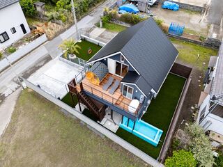 【外観（ドローン）】プライベート感あふれる一棟貸しの宿