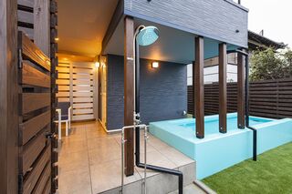 【屋外シャワー】海やお散歩後に便利な屋外シャワー完備
