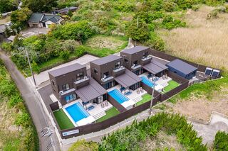 【外観(ドローン)】全棟プライベートプール付きの豪華仕様