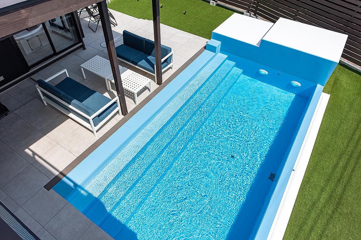 プールとテラス