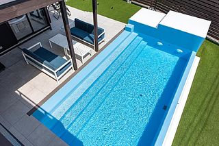 プールとテラス