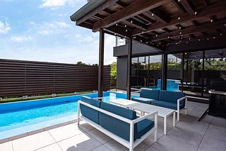 プールとテラス