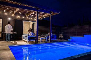 夜のプール